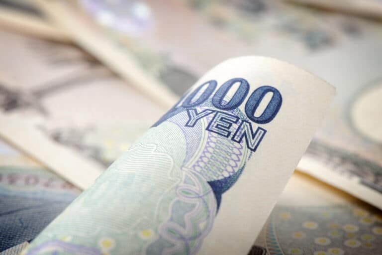 Japanese Yen Edges Higher Against Flat USD as Markets Await US CPI Data