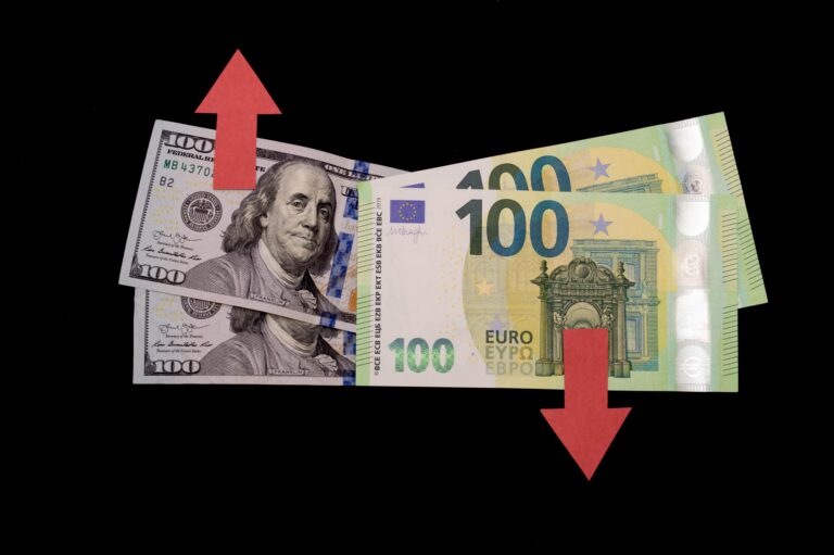 Euro Slides as Inflation Falls More Than Expected