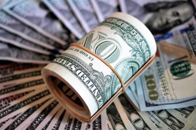 Dollar Falls to 2025 Low Amid Weak Data and Tariff Uncertainty
