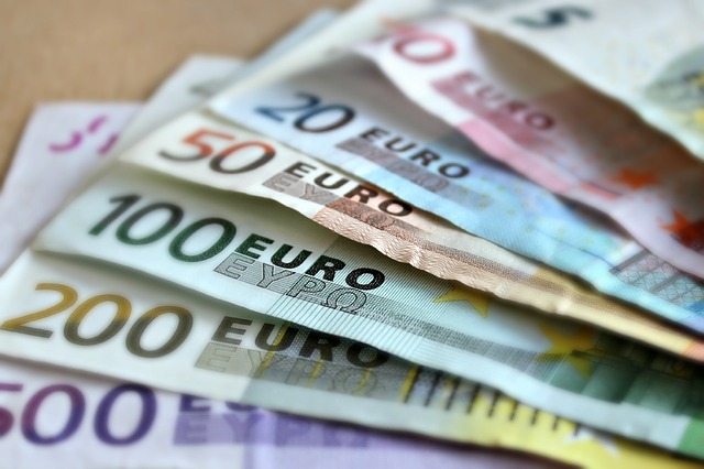 EUR/USD Elongates Fall to Renew Many Decades Low around 1.0250