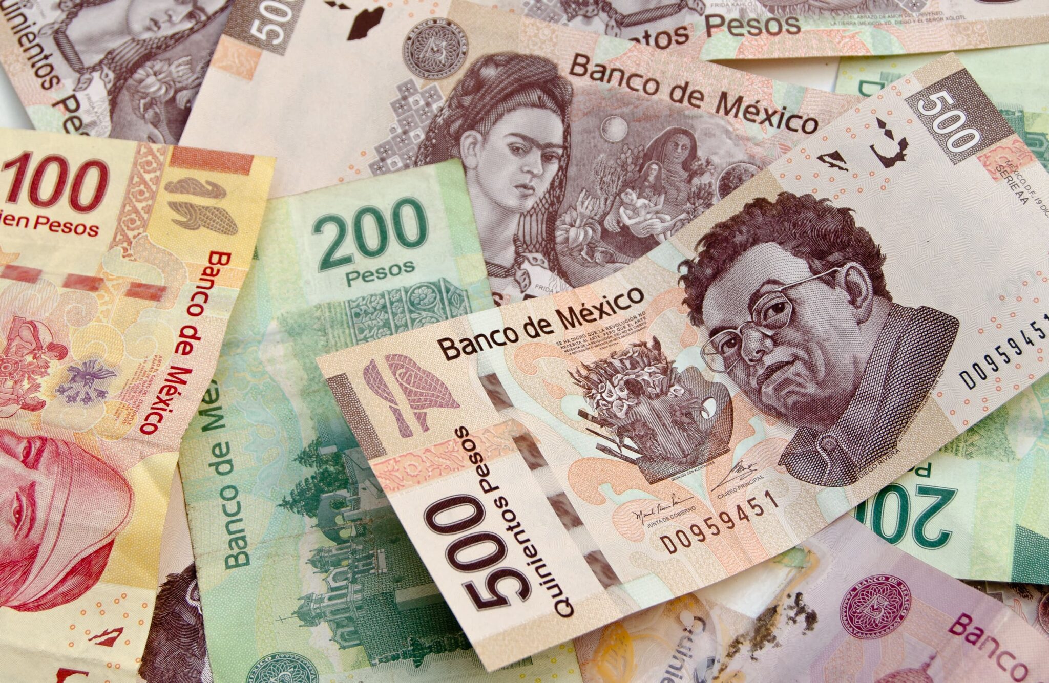 Mexican Peso Faces Challenges in 2024 as Rate Gap Narrows