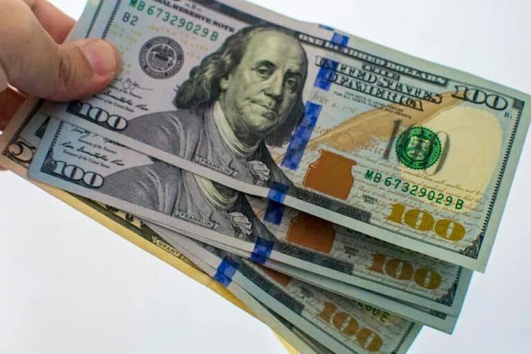 U.S. Dollar Poised for Annual Gains as Markets Eye High Fed Rates