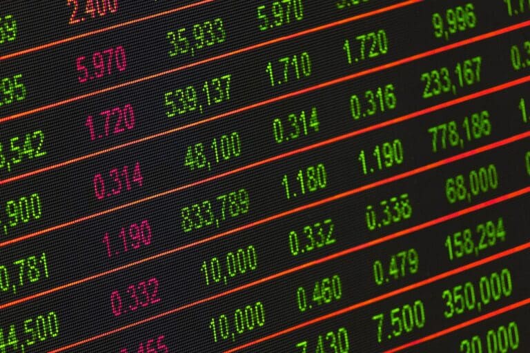 European Stocks Grapple with US Rate Uncertainty, But Secure Weekly Gains
