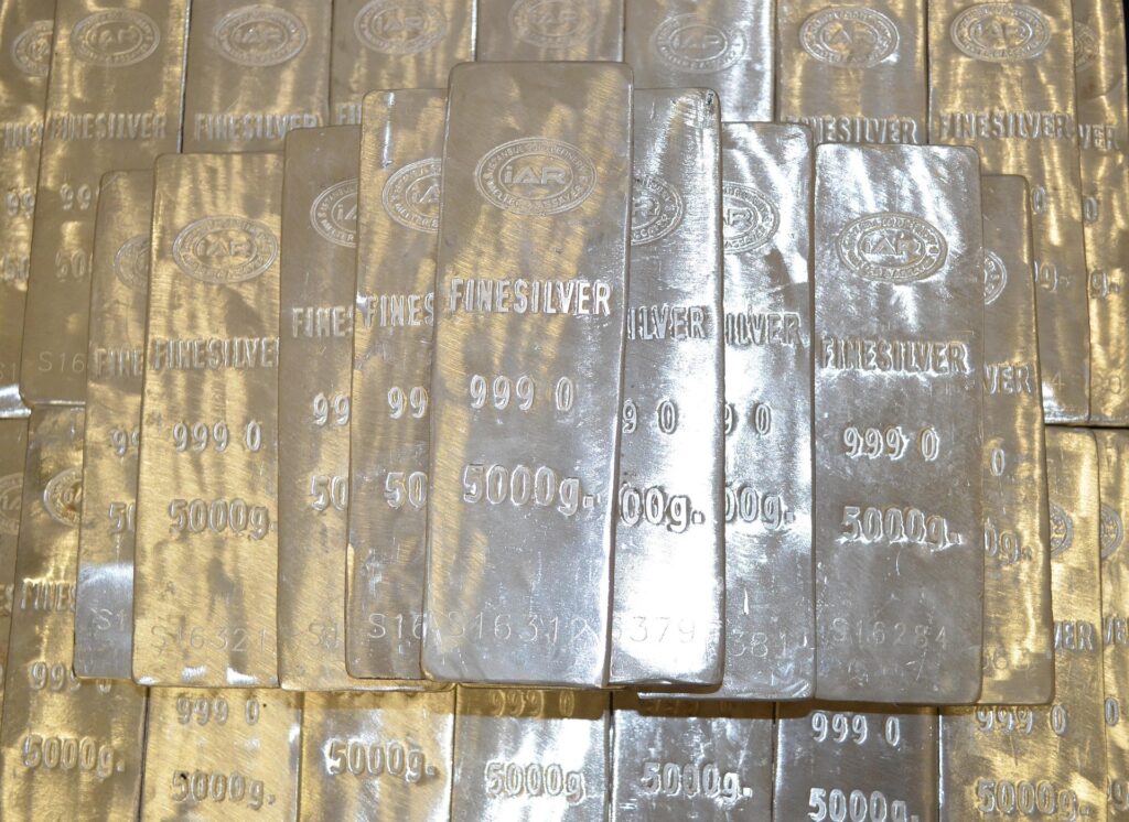 Silver Edges Lower as Fed Rate Cut Hopes Fade and Geopolitical Tensions Persist