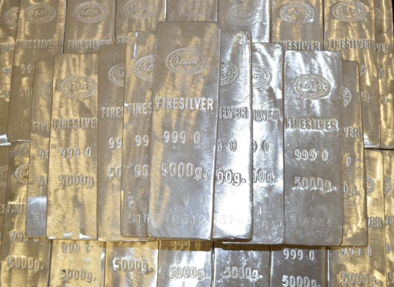 Silver Edges Lower as Fed Rate Cut Hopes Fade and Geopolitical Tensions Persist