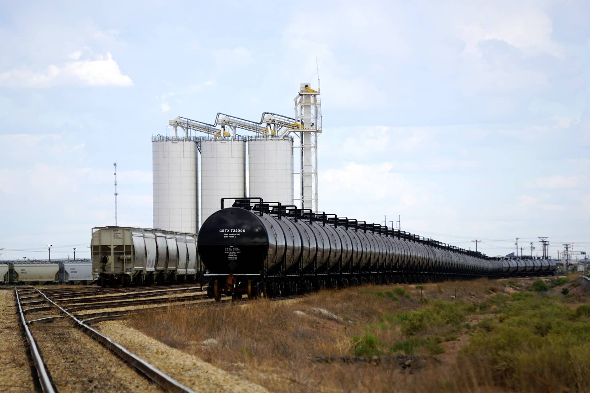 Crude Oil Futures Remain Flat Amid Tariff Tensions and Rising US Inventories