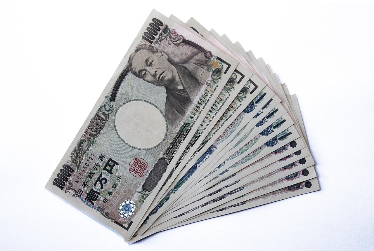 Japanese Yen Strengthens Amid Fed Criticism and Trade Uncertainty